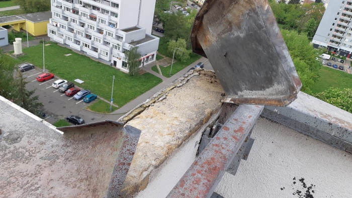 Poškození střechy - atika